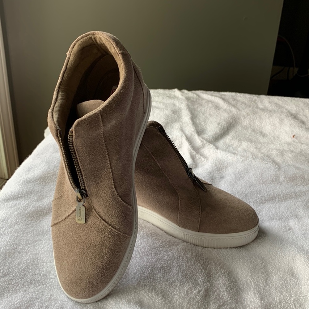 Blondo Glenda Suede Waterproof Suede Sneakers. Size 9M EUC